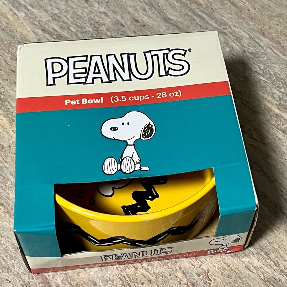 NIB Peanuts Pet bowl